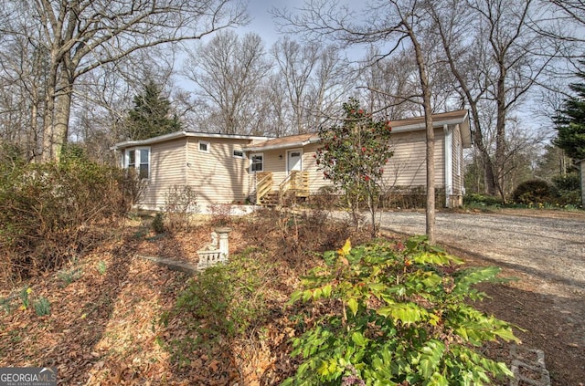 view of front facade featuring driveway