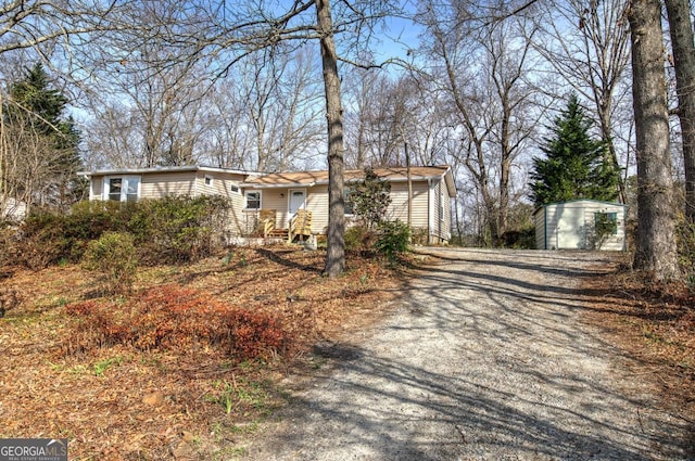 view of front facade with aphalt driveway