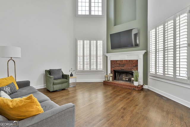 living room with baseboards, plenty of natural light, and wood finished floors