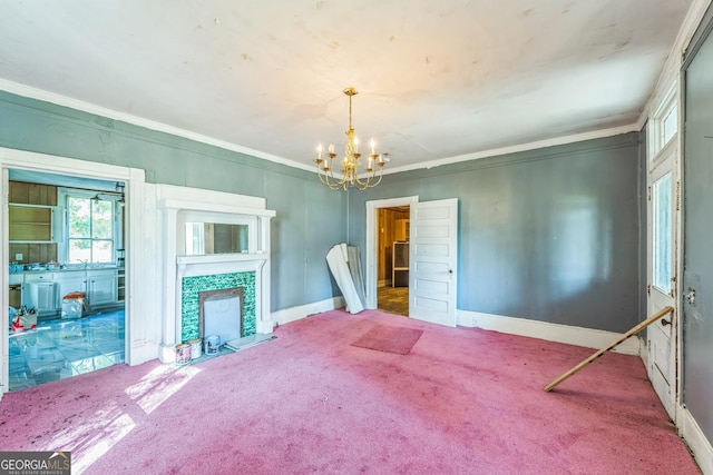 living room with an inviting chandelier, carpet flooring, crown molding, and baseboards