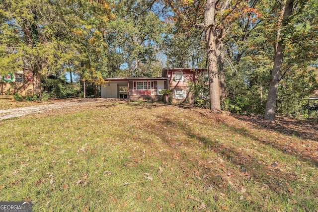 view of front of house featuring an attached carport and a front yard