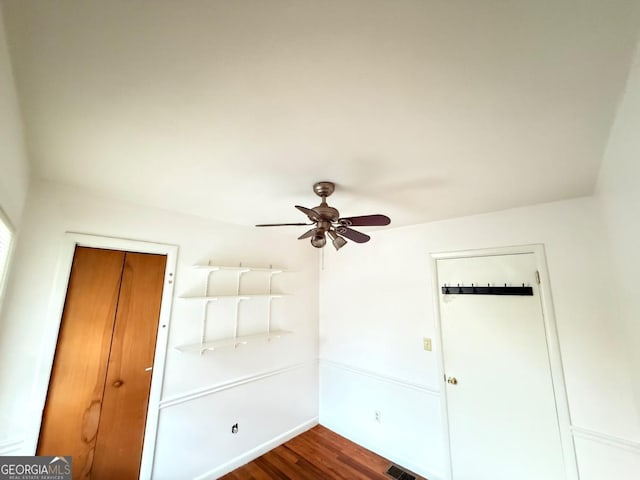 unfurnished room featuring dark wood-style floors and ceiling fan