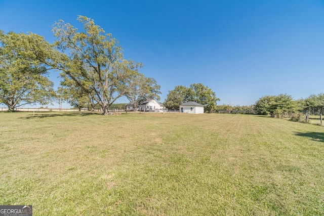 view of yard featuring a rural view