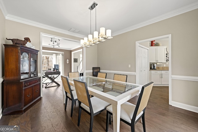 dining area with visible vents, crown molding, baseboards, an inviting chandelier, and dark wood-style floors