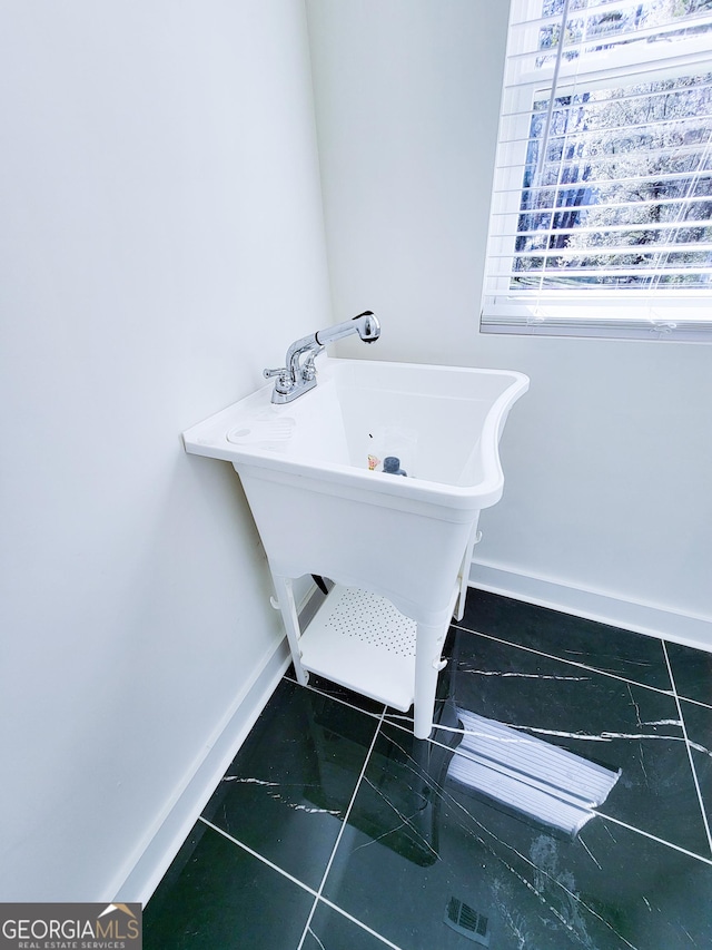 full bathroom featuring baseboards and a freestanding bath