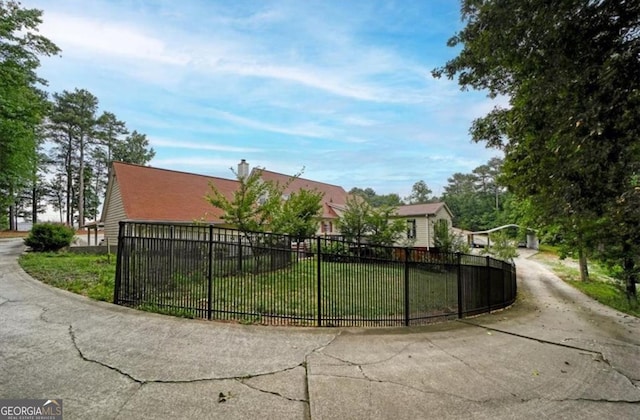 view of front of home featuring a front yard and fence