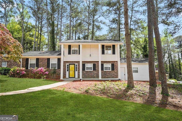 view of front of home featuring brick siding and a front yard