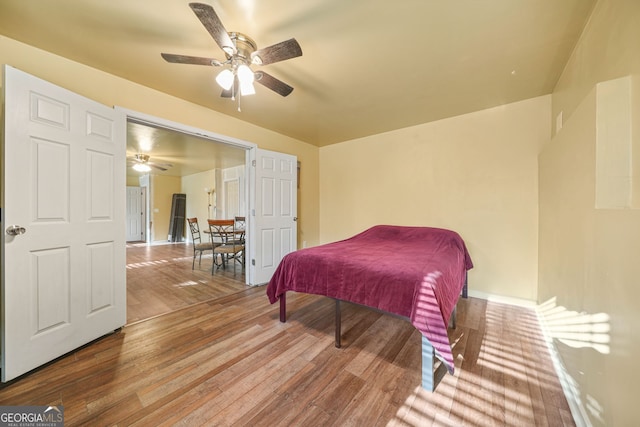 bedroom with hardwood / wood-style flooring, baseboards, and ceiling fan