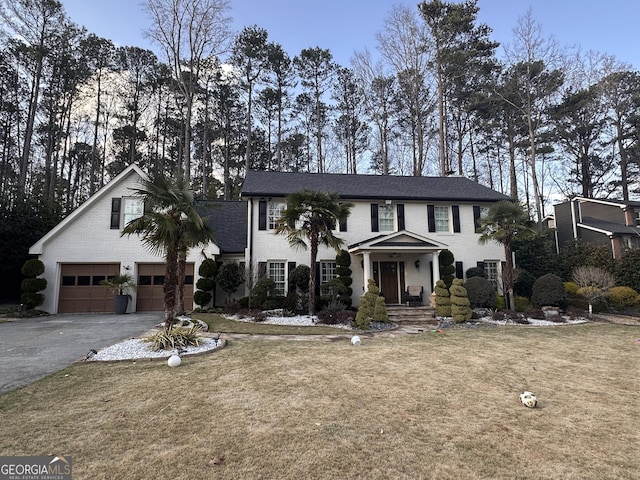 view of front facade with driveway and a front yard