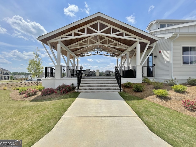 view of property's community featuring a lawn