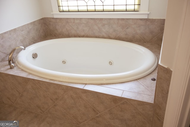 838 Natchez Valley Trce NE, Grayson, GA 30017 - full bath with a jetted tub