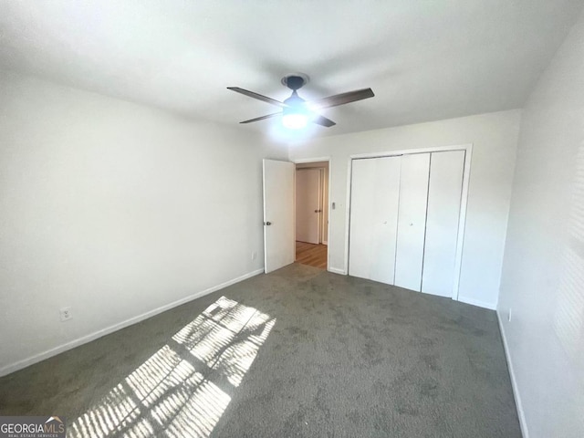 unfurnished bedroom with ceiling fan, baseboards, carpet flooring, and a closet