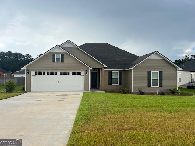 view of front of property featuring a front yard and driveway
