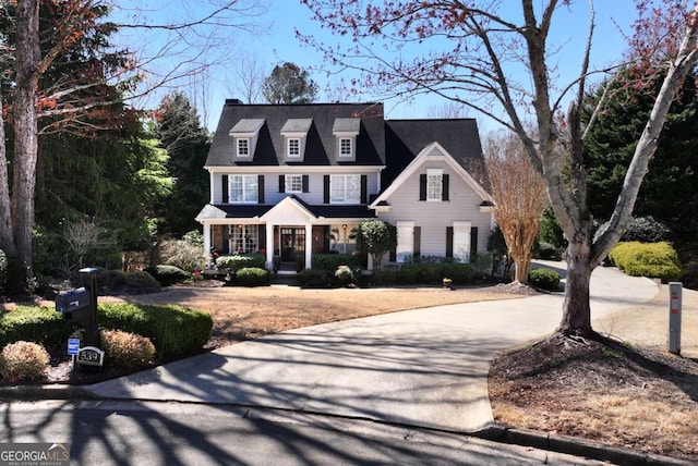 view of front facade with curved driveway