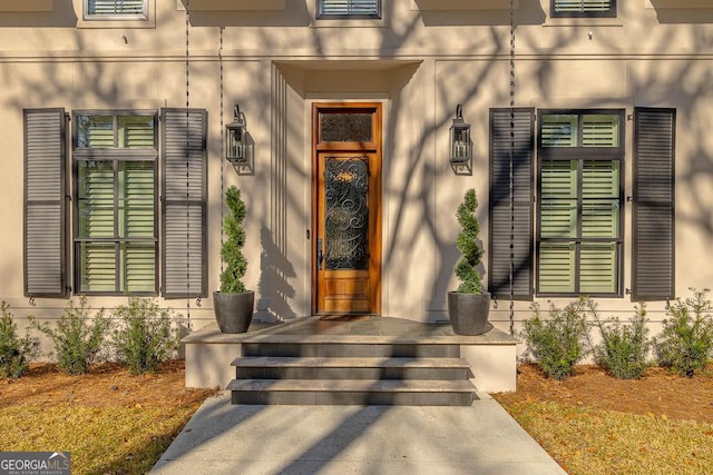 property entrance featuring stucco siding