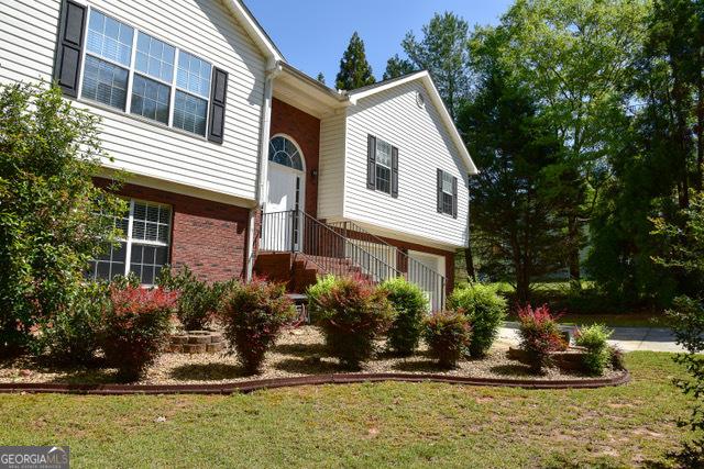 332 Black Willow Ct, Locust Grove, GA 30248 - raised ranch featuring a front yard