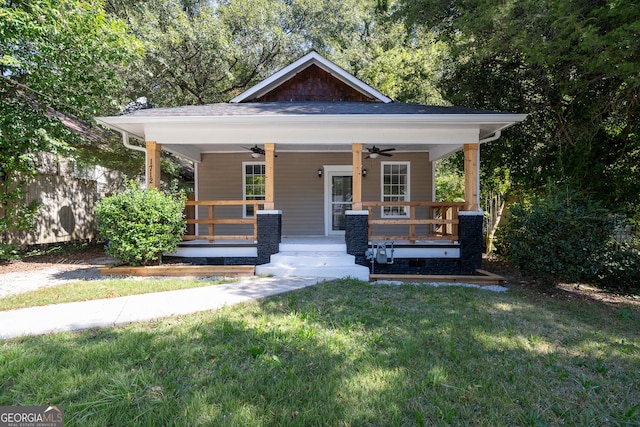 view of front facade with covered porch, ceiling fan, and a front yard