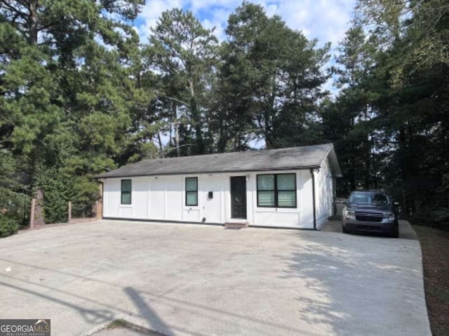 view of front facade with driveway