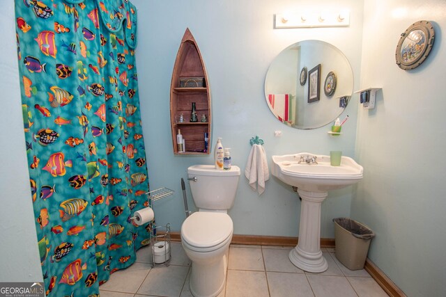 1972 Cox Dr, Austell, GA 30168 - full bath with a sink, toilet, tile patterned floors, a shower with shower curtain, and baseboards