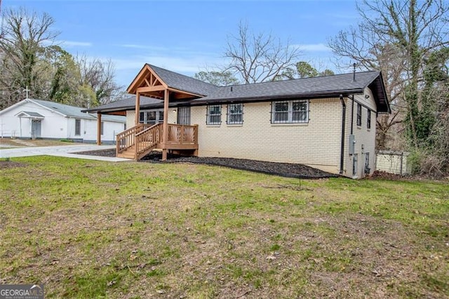 view of front of property with brick siding, a front lawn, and fence