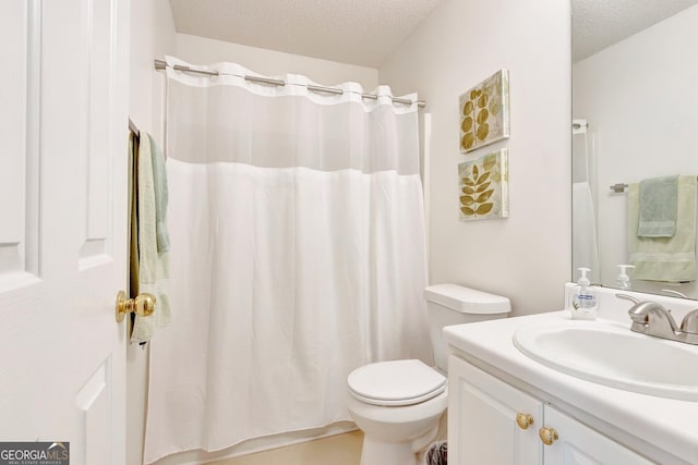 full bathroom featuring a shower with curtain, a textured ceiling, vanity, and toilet