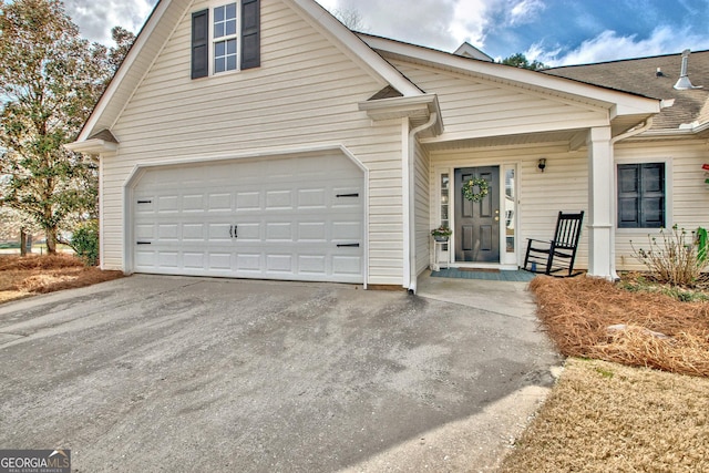 view of front facade with driveway