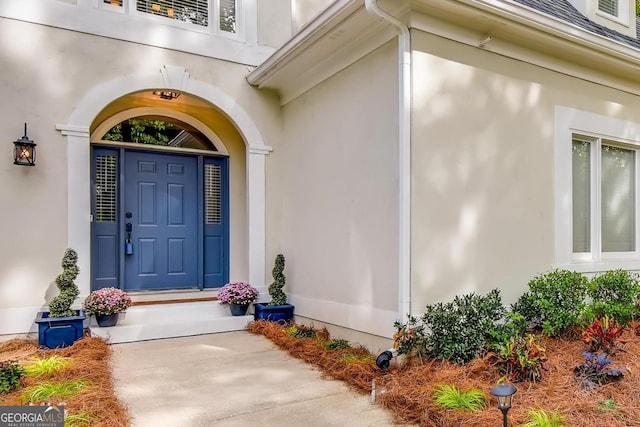 view of exterior entry featuring stucco siding