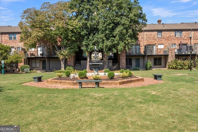 view of property's community featuring a lawn