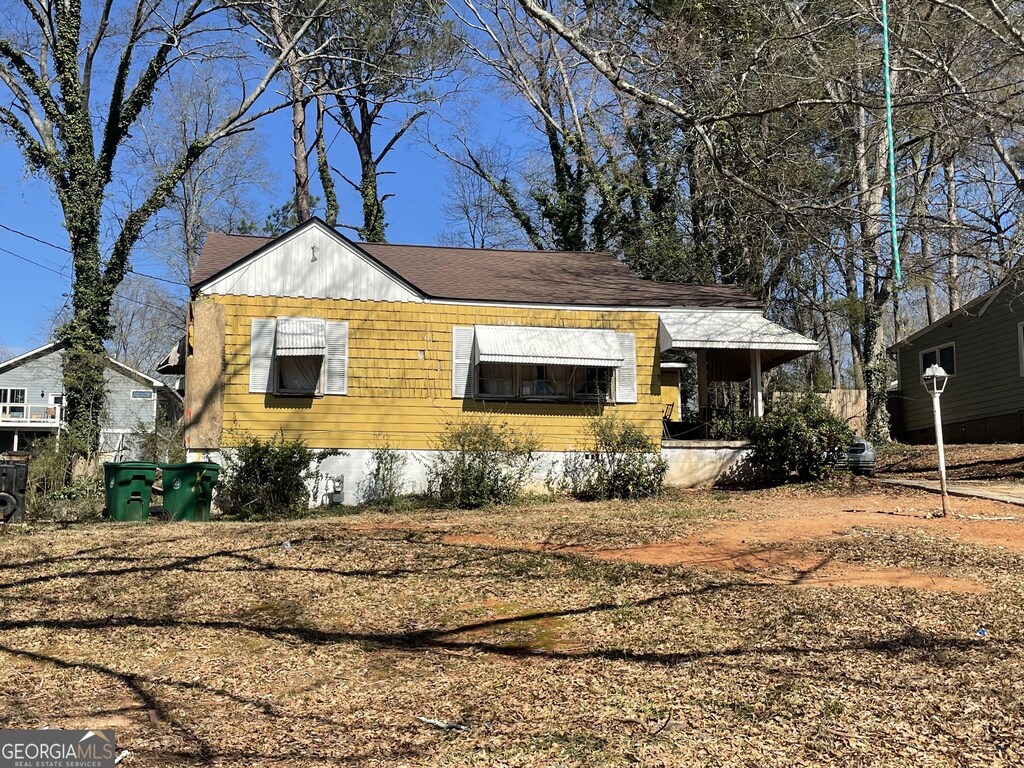 view of front of property with a shingled roof