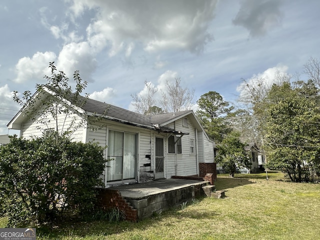 back of house featuring a yard