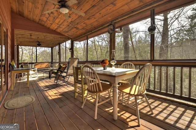 exterior space featuring a ceiling fan and outdoor dining space