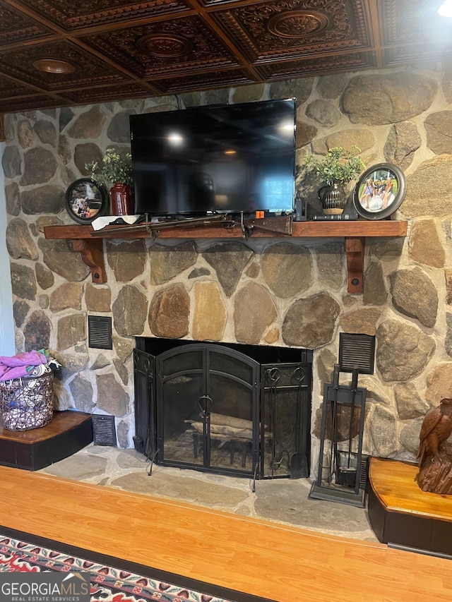 room details featuring visible vents, wood finished floors, and a fireplace