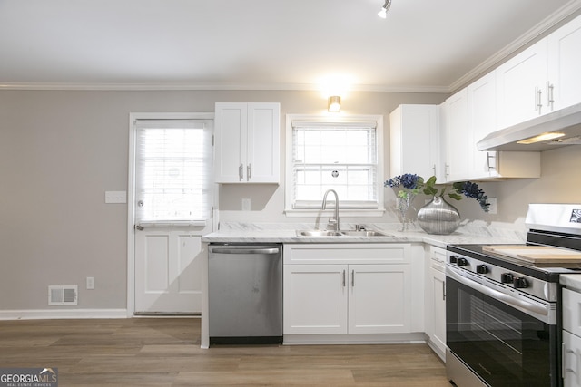 kitchen with visible vents, a healthy amount of sunlight, stainless steel appliances, and a sink