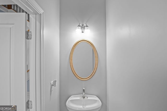 bathroom featuring a sink