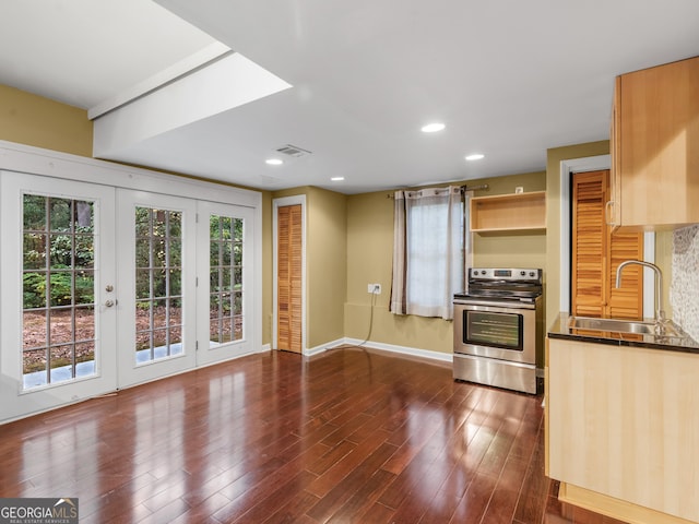 1300 Lakehaven Pkwy, Mcdonough, GA 30253 - kitchen with electric range, dark wood finished floors, dark countertops, decorative backsplash, and recessed lighting