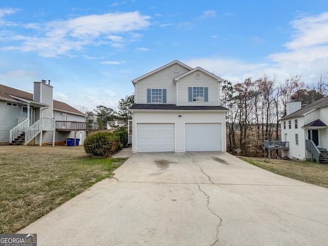 view of front of property featuring a front yard, an attached garage, and driveway