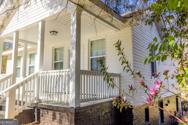 property entrance featuring covered porch