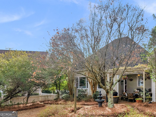 view of front of property featuring fence