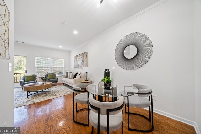 living area with recessed lighting, baseboards, wood finished floors, and ornamental molding