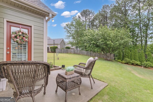 view of yard featuring a patio area