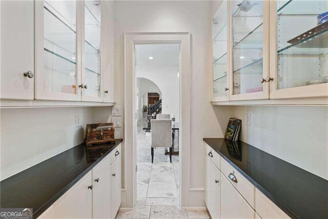 510 Covington Cv, Alpharetta, GA 30022 - bar area featuring arched walkways