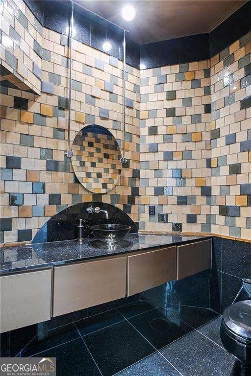 510 Covington Cv, Alpharetta, GA 30022 - bathroom with tasteful backsplash, speckle patterned floor, vanity, and toilet