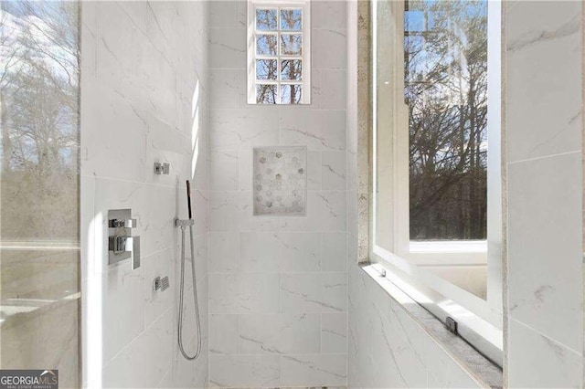full bathroom featuring tiled shower