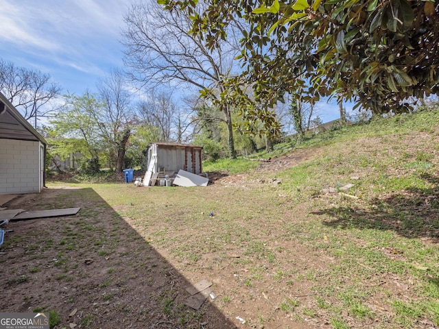 view of yard featuring an outbuilding and fence