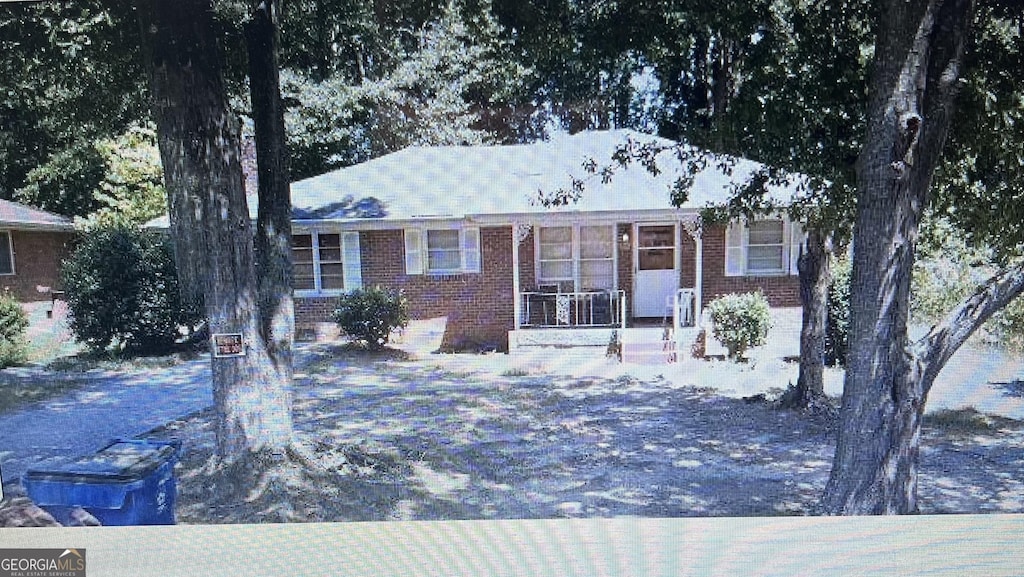 6842 E Sherwood Dr, Riverdale, GA 30274 - ranch-style home with covered porch and brick siding
