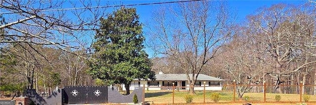 view of front of property featuring a front lawn and fence
