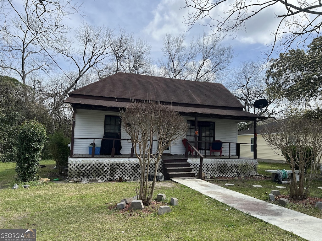 113 Palm St, Cochran, GA 31014 - bungalow with covered porch, a front yard, and roof with shingles