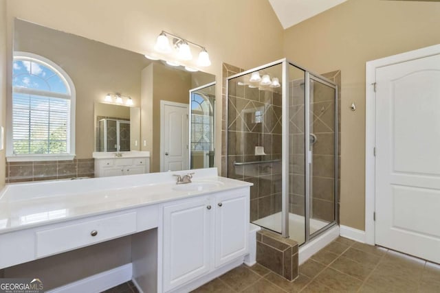 carpeted spare room featuring a ceiling fan, a tray ceiling, visible vents, and baseboards