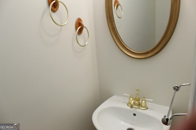 bathroom featuring a sink