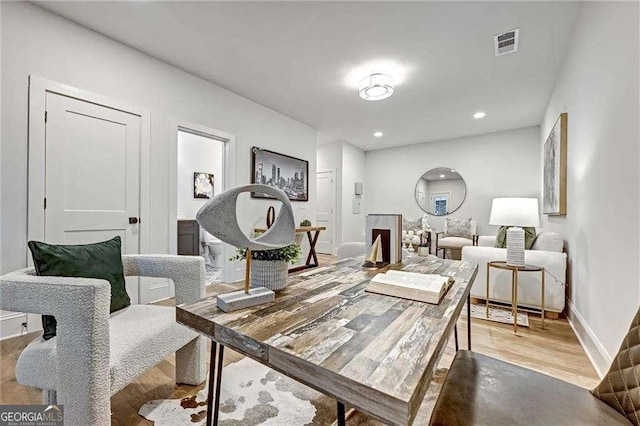 dining area with baseboards, visible vents, light wood-type flooring, and recessed lighting